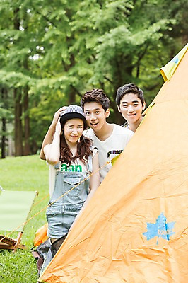 포토 JPG 주간 나무 식물 모자 학생 여자 남자 행복 대학생 의자 장난 놀이 텐트 웃음 사람 동양인 잔디 상반신 20대 성인 야외 앞모습 아웃포커스 캐주얼 세명 친구 캠퍼스라이프 캠핑 한국인 즐거움 MT 청년만 성인만 국내포토 자연요소 라이프스타일 잡화 옷 감정 뷰포인트 가구 관계 레저 촬영기법 표정 캠핑도구 인종 청년 파일형식