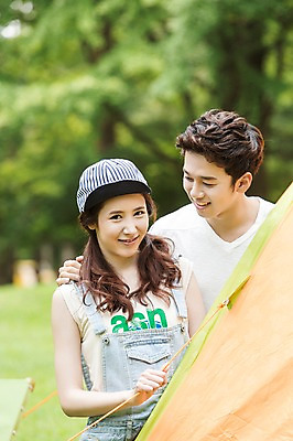 포토 JPG 주간 모자 학생 여자 남자 행복 대학생 장난 놀이 텐트 웃음 사람 동양인 상반신 20대 성인 야외 두명 앞모습 아웃포커스 캐주얼 친구 캠퍼스라이프 캠핑 한국인 즐거움 MT 청년만 성인만 국내포토 자연요소 라이프스타일 잡화 옷 감정 뷰포인트 관계 레저 촬영기법 표정 캠핑도구 인종 청년 파일형식