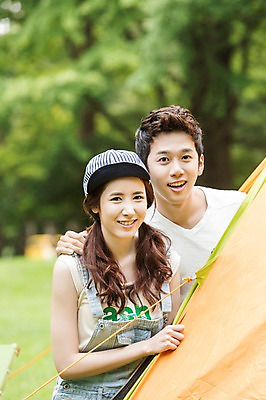 포토 JPG 주간 모자 학생 여자 남자 행복 대학생 장난 놀이 텐트 웃음 사람 동양인 상반신 20대 성인 야외 두명 앞모습 아웃포커스 캐주얼 친구 캠퍼스라이프 캠핑 한국인 즐거움 MT 청년만 성인만 국내포토 자연요소 라이프스타일 잡화 옷 감정 뷰포인트 관계 레저 촬영기법 표정 캠핑도구 인종 청년 파일형식