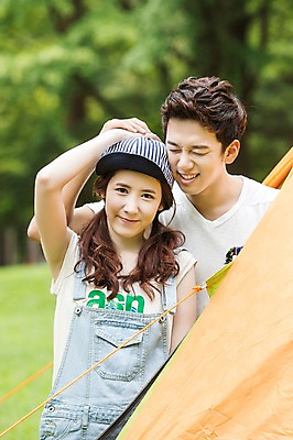 포토 JPG 주간 모자 학생 여자 남자 행복 대학생 장난 놀이 텐트 웃음 사람 동양인 상반신 20대 성인 야외 두명 앞모습 아웃포커스 캐주얼 친구 눈감음 캠퍼스라이프 캠핑 한국인 즐거움 MT 청년만 성인만 국내포토 자연요소 라이프스타일 잡화 옷 감정 뷰포인트 관계 모션 레저 촬영기법 표정 캠핑도구 인종 청년 파일형식