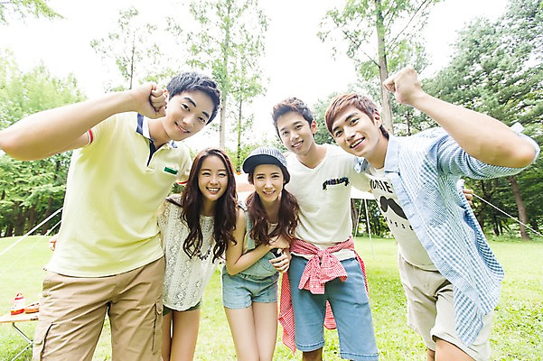 포토 JPG 주간 나무 식물 학생 여자 남자 행복 대학생 탁자 텐트 서기 웃음 사람 동양인 잔디 여러명 상반신 20대 성인 야외 앞모습 친구 캠퍼스라이프 캠핑 한국인 즐거움 MT 청년만 성인만 국내포토 자연요소 라이프스타일 감정 뷰포인트 가구 다수 관계 모션 레저 표정 캠핑도구 인종 청년 파일형식