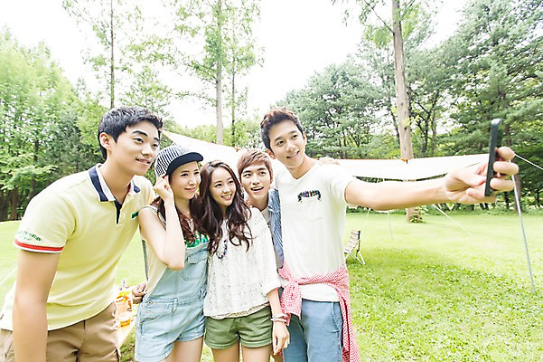 포토 JPG 주간 나무 식물 학생 여자 남자 행복 대학생 포즈 의자 탁자 텐트 서기 웃음 들기 사람 동양인 잔디 여러명 상반신 20대 성인 야외 친구 스마트폰 캠퍼스라이프 사진촬영 캠핑 한국인 즐거움 MT 청년만 성인만 단체사진 국내포토 자연요소 라이프스타일 감정 가구 다수 관계 모션 레저 표정 캠핑도구 인종 청년 핸드폰 스마트기기 촬영 기념사진 파일형식