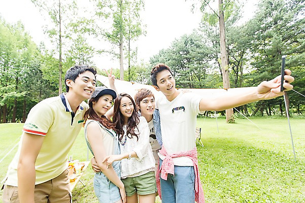 포토 JPG 주간 나무 식물 학생 여자 남자 행복 대학생 포즈 의자 탁자 텐트 서기 웃음 들기 사람 동양인 손짓 잔디 여러명 상반신 20대 성인 야외 친구 스마트폰 캠퍼스라이프 사진촬영 캠핑 한국인 즐거움 MT 브이 청년만 성인만 단체사진 국내포토 자연요소 라이프스타일 감정 가구 다수 관계 모션 레저 표정 캠핑도구 인종 청년 핸드폰 스마트기기 촬영 기념사진 파일형식