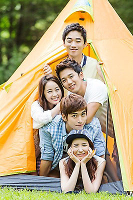 포토 JPG 주간 학생 여자 남자 행복 엎드리기 대학생 장난 놀이 텐트 웃음 사람 동양인 잔디 여러명 상반신 20대 성인 야외 앞모습 아웃포커스 친구 눕기 캠퍼스라이프 턱괴기 캠핑 한국인 즐거움 MT 청년만 성인만 국내포토 자연요소 식물 라이프스타일 감정 뷰포인트 다수 관계 모션 레저 촬영기법 표정 캠핑도구 인종 청년 파일형식