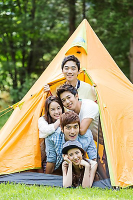 포토 JPG 주간 학생 여자 남자 행복 엎드리기 대학생 장난 놀이 텐트 웃음 사람 동양인 잔디 여러명 상반신 20대 성인 야외 앞모습 아웃포커스 친구 눕기 캠퍼스라이프 캠핑 한국인 즐거움 MT 청년만 성인만 국내포토 자연요소 식물 라이프스타일 감정 뷰포인트 다수 관계 모션 레저 촬영기법 표정 캠핑도구 인종 청년 파일형식