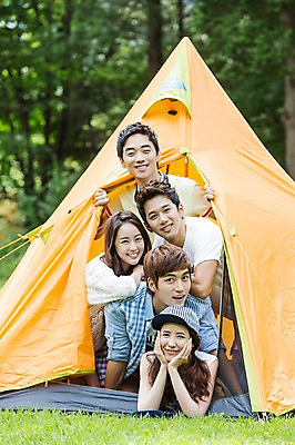 포토 JPG 주간 학생 여자 남자 행복 엎드리기 대학생 장난 놀이 텐트 웃음 사람 동양인 잔디 여러명 상반신 20대 성인 야외 앞모습 아웃포커스 친구 눕기 캠퍼스라이프 턱괴기 캠핑 한국인 즐거움 MT 청년만 성인만 국내포토 자연요소 식물 라이프스타일 감정 뷰포인트 다수 관계 모션 레저 촬영기법 표정 캠핑도구 인종 청년 파일형식