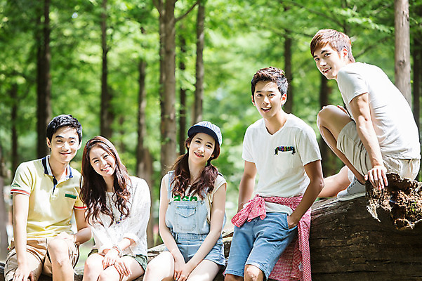 포토 JPG 주간 나무 식물 학생 여자 남자 행복 대학생 휴식 웃음 사람 앉기 동양인 여러명 20대 성인 야외 앞모습 아웃포커스 캐주얼 친구 캠퍼스라이프 한국인 숲 즐거움 MT 청년만 성인만 국내포토 자연요소 라이프스타일 옷 감정 뷰포인트 다수 컨셉 관계 모션 촬영기법 표정 인종 청년 파일형식