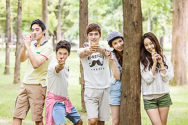 포토 JPG 주간 나무 식물 학생 여자 남자 행복 대학생 장난 놀이 서기 웃음 들기 사람 동양인 여러명 20대 성인 야외 앞모습 아웃포커스 캐주얼 친구 장난감 캠퍼스라이프 총 한국인 게임 즐거움 MT 물총 물총놀이 물총싸움 청년만 성인만 국내포토 자연요소 라이프스타일 옷 감정 무기 뷰포인트 다수 관계 모션 촬영기법 표정 인종 청년 싸움 파일형식