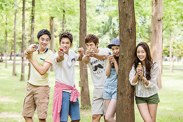 포토 JPG 주간 나무 식물 학생 여자 남자 행복 대학생 장난 놀이 서기 웃음 들기 사람 동양인 여러명 20대 성인 야외 앞모습 아웃포커스 캐주얼 친구 장난감 캠퍼스라이프 총 한국인 게임 즐거움 MT 물총 물총놀이 물총싸움 청년만 성인만 국내포토 자연요소 라이프스타일 옷 감정 무기 뷰포인트 다수 관계 모션 촬영기법 표정 인종 청년 싸움 파일형식