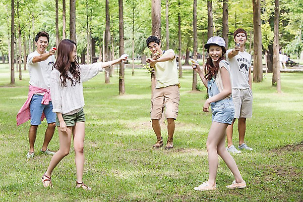 포토 JPG 주간 전신 나무 식물 학생 여자 남자 행복 대학생 장난 놀이 서기 웃음 들기 사람 동양인 잔디 여러명 20대 성인 야외 캐주얼 친구 장난감 캠퍼스라이프 총 한국인 게임 즐거움 MT 물총 물총놀이 물총싸움 청년만 성인만 국내포토 자연요소 라이프스타일 옷 감정 무기 다수 관계 모션 표정 인종 청년 싸움 파일형식