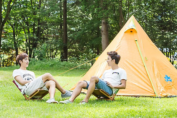 포토 JPG 주간 전신 나무 식물 학생 남자 행복 대학생 의자 텐트 대화 웃음 사람 앉기 동양인 잔디 20대 성인 야외 두명 친구 마주보기 캠퍼스라이프 캠핑 한국인 즐거움 MT 성인남자만 청년만 청년남자만 국내포토 자연요소 라이프스타일 감정 가구 관계 모션 레저 표정 캠핑도구 말하기 인종 청년 남자만 성인만 파일형식