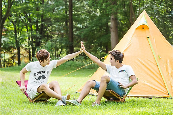 포토 JPG 주간 전신 나무 식물 학생 남자 행복 대학생 의자 텐트 웃음 사람 앉기 동양인 잔디 20대 성인 야외 두명 친구 마주보기 캠퍼스라이프 캠핑 한국인 손뼉 즐거움 MT 하이파이브 성인남자만 청년만 청년남자만 국내포토 자연요소 라이프스타일 감정 가구 관계 모션 레저 표정 캠핑도구 인종 손짓 청년 남자만 성인만 파일형식