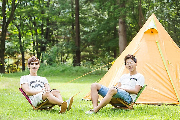 포토 JPG 주간 전신 나무 식물 학생 남자 행복 대학생 의자 텐트 웃음 사람 앉기 동양인 잔디 20대 성인 야외 두명 앞모습 친구 캠퍼스라이프 캠핑 한국인 즐거움 MT 성인남자만 청년만 청년남자만 국내포토 자연요소 라이프스타일 감정 뷰포인트 가구 관계 모션 레저 표정 캠핑도구 인종 청년 남자만 성인만 파일형식