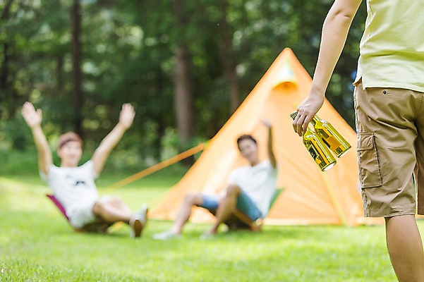 포토 JPG 주간 학생 남자 행복 음식 대학생 의자 맥주 텐트 서기 들기 사람 앉기 동양인 잔디 20대 성인 야외 뒷모습 아웃포커스 세명 친구 캠퍼스라이프 기쁨 캠핑 한국인 병 즐거움 MT 맥주병 남자만 성인남자만 청년만 청년남자만 성인만 국내포토 자연요소 식물 라이프스타일 식기 감정 뷰포인트 가구 관계 모션 레저 술병 주류 촬영기법 캠핑도구 인종 청년 파일형식