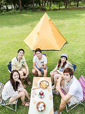 포토 JPG 주간 전신 학생 여자 남자 행복 음식 대학생 의자 탁자 잔 떡 맥주 텐트 옥수수 웃음 들기 사람 앉기 동양인 잔디 여러명 20대 성인 야외 컵 친구 하이앵글 숟가락 캠퍼스라이프 캠핑 한국인 올려보기 즐거움 MT 청년만 성인만 국내포토 자연요소 식물 라이프스타일 식기 감정 뷰포인트 가구 다수 관계 모션 레저 곡류 주류 수저 표정 캠핑도구 인종 청년 파일형식