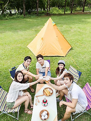 포토 JPG 주간 전신 학생 여자 남자 행복 음식 대학생 의자 탁자 잔 떡 맥주 텐트 옥수수 웃음 들기 사람 앉기 동양인 잔디 여러명 20대 성인 야외 컵 친구 하이앵글 숟가락 캠퍼스라이프 캠핑 한국인 올려보기 즐거움 MT 건배 청년만 성인만 국내포토 자연요소 식물 라이프스타일 식기 감정 뷰포인트 가구 다수 관계 모션 레저 곡류 주류 수저 표정 캠핑도구 인종 청년 파일형식