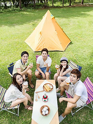 포토 JPG 주간 전신 학생 여자 남자 행복 음식 대학생 의자 탁자 잔 떡 맥주 텐트 옥수수 웃음 들기 사람 앉기 동양인 잔디 여러명 20대 성인 야외 컵 친구 하이앵글 숟가락 캠퍼스라이프 캠핑 한국인 올려보기 즐거움 MT 청년만 성인만 국내포토 자연요소 식물 라이프스타일 식기 감정 뷰포인트 가구 다수 관계 모션 레저 곡류 주류 수저 표정 캠핑도구 인종 청년 파일형식