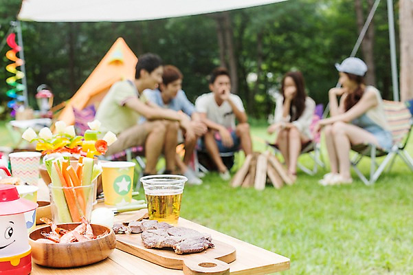 포토 JPG 주간 학생 그릇 접시 여자 남자 행복 음식 대학생 의자 탁자 오이 잔 새우 도마 맥주 육류 사람 앉기 동양인 잔디 여러명 20대 성인 야외 아웃포커스 컵 친구 캠퍼스라이프 당근 캠핑 한국인 종이컵 모닥불 즐거움 MT 청년만 성인만 킨포크 국내포토 자연요소 식물 라이프스타일 식기 감정 가구 다수 채소 식재료 관계 모션 주방용품 불 레저 뿌리채소 주류 촬영기법 갑각류 인종 청년 일회용 파일형식
