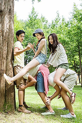 포토 JPG 주간 전신 나무 식물 학생 여자 남자 행복 엎드리기 대학생 장난 놀이 서기 사람 앉기 동양인 잔디 여러명 20대 성인 야외 옆모습 캐주얼 친구 캠퍼스라이프 한국인 게임 가위바위보 즐거움 MT 말뚝박기 청년만 성인만 국내포토 자연요소 라이프스타일 옷 감정 뷰포인트 다수 관계 모션 인종 청년 전통놀이 파일형식