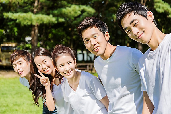 포토 JPG 주간 나무 식물 학생 여자 남자 행복 대학생 웃음 사람 동양인 손짓 잔디 여러명 상반신 20대 성인 야외 앞모습 아웃포커스 캐주얼 친구 캠퍼스라이프 한국인 게임 즐거움 MT 브이 일렬 청년만 성인만 국내포토 자연요소 라이프스타일 옷 감정 뷰포인트 다수 관계 모션 놀이 촬영기법 표정 인종 청년 파일형식