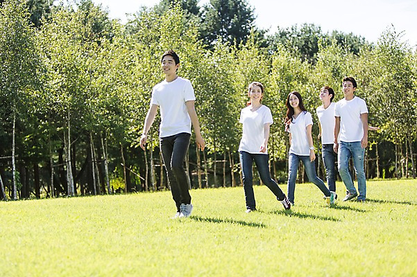포토 JPG 주간 전신 나무 식물 학생 여자 남자 행복 대학생 서기 웃음 사람 동양인 잔디 여러명 20대 성인 야외 옆모습 캐주얼 친구 걷기 캠퍼스라이프 한국인 게임 즐거움 MT 일렬 청년만 성인만 국내포토 자연요소 라이프스타일 옷 감정 뷰포인트 다수 관계 모션 놀이 표정 인종 청년 파일형식