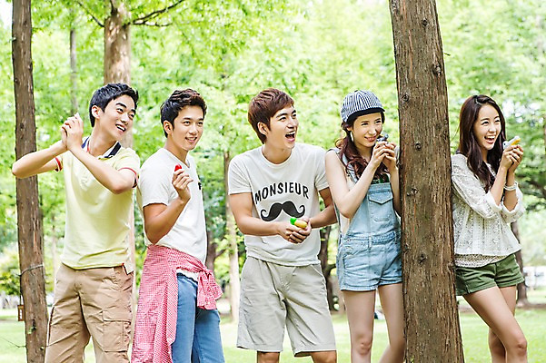 포토 JPG 주간 나무 식물 학생 응시 여자 남자 행복 대학생 장난 놀이 서기 웃음 들기 사람 동양인 여러명 20대 성인 야외 앞모습 아웃포커스 캐주얼 친구 장난감 캠퍼스라이프 총 한국인 게임 즐거움 MT 물총 물총놀이 물총싸움 청년만 성인만 국내포토 자연요소 라이프스타일 시선 옷 감정 무기 뷰포인트 다수 관계 모션 촬영기법 표정 인종 청년 싸움 파일형식