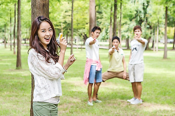 포토 JPG 주간 나무 식물 학생 여자 남자 행복 대학생 장난 놀이 서기 웃음 들기 사람 동양인 잔디 여러명 20대 성인 야외 아웃포커스 캐주얼 친구 장난감 캠퍼스라이프 총 한국인 게임 즐거움 MT 물총 물총놀이 물총싸움 청년만 성인만 국내포토 자연요소 라이프스타일 옷 감정 무기 다수 관계 모션 촬영기법 표정 인종 청년 싸움 파일형식