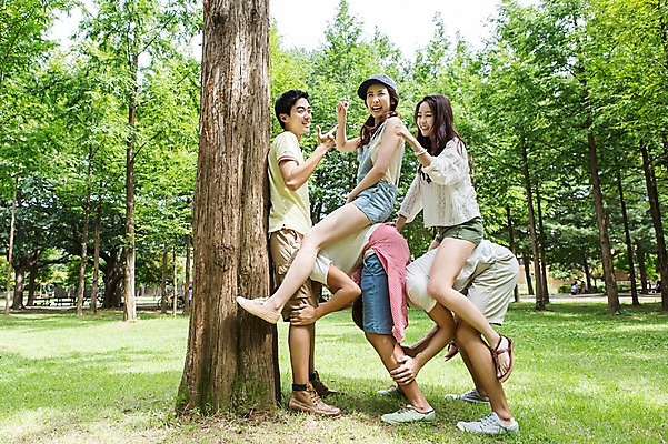 포토 JPG 주간 전신 나무 식물 학생 여자 남자 행복 엎드리기 대학생 장난 놀이 서기 웃음 사람 앉기 동양인 잔디 여러명 20대 성인 야외 옆모습 캐주얼 친구 캠퍼스라이프 한국인 게임 가위바위보 즐거움 MT 말뚝박기 청년만 성인만 국내포토 자연요소 라이프스타일 옷 감정 뷰포인트 다수 관계 모션 표정 인종 청년 전통놀이 파일형식