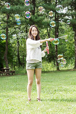 포토 JPG 주간 전신 나무 식물 학생 여자 행복 대학생 장난 놀이 한명 서기 웃음 들기 사람 잔디 20대 성인 야외 앞모습 캠퍼스라이프 한국인 게임 비눗방울 즐거움 MT 비눗방울놀이 비누방울놀이 청년만 청년여자만 청년여자한명만 성인여자한명만 국내포토 자연요소 1 라이프스타일 감정 뷰포인트 모션 표정 동양인 청년 여자만 여자한명만 성인여자만 성인만 파일형식