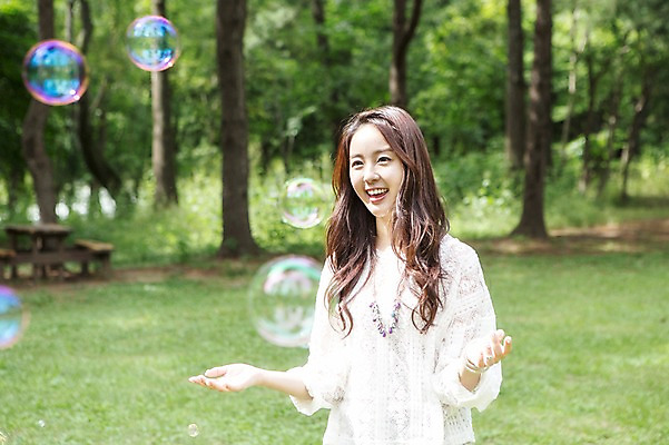 포토 JPG 주간 나무 식물 학생 응시 여자 행복 대학생 장난 놀이 한명 웃음 사람 잔디 상반신 20대 성인 야외 앞모습 아웃포커스 캠퍼스라이프 한국인 게임 비눗방울 즐거움 MT 비눗방울놀이 비누방울놀이 청년만 청년여자만 청년여자한명만 성인여자한명만 국내포토 자연요소 1 라이프스타일 시선 감정 뷰포인트 촬영기법 표정 동양인 청년 여자만 여자한명만 성인여자만 성인만 파일형식