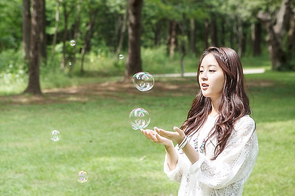 포토 JPG 주간 나무 식물 학생 응시 여자 행복 대학생 장난 놀이 한명 사람 잔디 상반신 20대 성인 야외 옆모습 아웃포커스 캠퍼스라이프 한국인 게임 비눗방울 즐거움 MT 비눗방울놀이 비누방울놀이 청년만 청년여자만 청년여자한명만 성인여자한명만 국내포토 자연요소 1 라이프스타일 시선 감정 뷰포인트 촬영기법 동양인 청년 여자만 여자한명만 성인여자만 성인만 파일형식