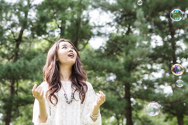 포토 JPG 주간 나무 식물 학생 응시 여자 행복 대학생 장난 놀이 한명 웃음 사람 상반신 20대 성인 야외 앞모습 아웃포커스 캐주얼 캠퍼스라이프 한국인 게임 비눗방울 즐거움 MT 비눗방울놀이 비누방울놀이 청년만 청년여자만 청년여자한명만 성인여자한명만 국내포토 자연요소 1 라이프스타일 시선 옷 감정 뷰포인트 촬영기법 표정 동양인 청년 여자만 여자한명만 성인여자만 성인만 파일형식