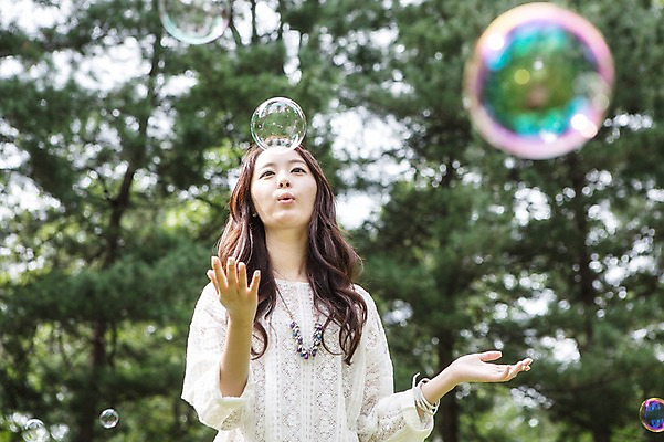 포토 JPG 주간 나무 식물 학생 여자 행복 대학생 장난 놀이 한명 사람 상반신 20대 성인 야외 앞모습 아웃포커스 캐주얼 캠퍼스라이프 한국인 게임 비눗방울 즐거움 MT 비눗방울놀이 비누방울놀이 청년만 청년여자만 청년여자한명만 성인여자한명만 국내포토 자연요소 1 라이프스타일 옷 감정 뷰포인트 촬영기법 동양인 청년 여자만 여자한명만 성인여자만 성인만 파일형식