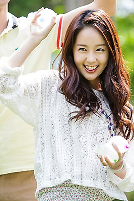 포토 JPG 주간 학생 여학생 여자 남자 행복 대학생 장난 놀이 웃음 들기 사람 동양인 상반신 20대 성인 야외 두명 앞모습 아웃포커스 캐주얼 친구 캠퍼스라이프 한국인 게임 던지기 즐거움 MT 물풍선 청년만 성인만 국내포토 자연요소 라이프스타일 옷 감정 뷰포인트 관계 모션 촬영기법 표정 인종 청년 풍선 파일형식