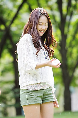 포토 JPG 주간 나무 식물 학생 여학생 여자 행복 대학생 장난 놀이 한명 웃음 들기 사람 상반신 20대 성인 야외 앞모습 아웃포커스 캐주얼 캠퍼스라이프 한국인 게임 즐거움 MT 물풍선 청년만 청년여자만 청년여자한명만 성인여자한명만 국내포토 자연요소 1 라이프스타일 옷 감정 뷰포인트 모션 촬영기법 표정 동양인 청년 풍선 여자만 여자한명만 성인여자만 성인만 파일형식