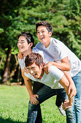 포토 JPG 주간 학생 응시 남자 행복 남학생 대학생 장난 놀이 숙이기 서기 웃음 사람 동양인 잔디 20대 성인 야외 아웃포커스 캐주얼 세명 친구 캠퍼스라이프 한국인 게임 즐거움 MT 남자만 성인남자만 청년만 청년남자만 성인만 국내포토 자연요소 식물 라이프스타일 시선 옷 감정 포즈 관계 모션 촬영기법 표정 인종 청년 파일형식