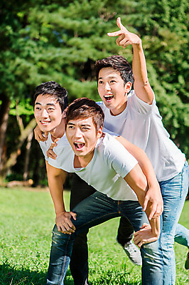 포토 JPG 주간 학생 응시 남자 행복 남학생 대학생 장난 모션 놀이 숙이기 서기 웃음 사람 동양인 손짓 잔디 20대 성인 야외 아웃포커스 캐주얼 세명 친구 캠퍼스라이프 한국인 게임 즐거움 MT 남자만 성인남자만 청년만 청년남자만 성인만 국내포토 자연요소 식물 라이프스타일 시선 옷 감정 포즈 관계 촬영기법 표정 인종 청년 파일형식