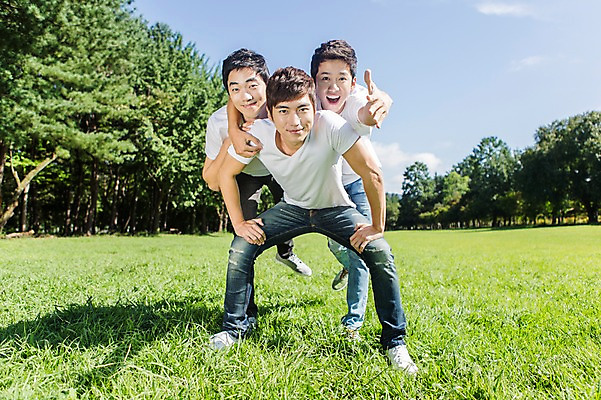 포토 JPG 주간 전신 나무 식물 구름 학생 남자 행복 남학생 대학생 장난 모션 놀이 하늘 숙이기 서기 웃음 사람 동양인 손짓 잔디 20대 성인 야외 앞모습 캐주얼 세명 친구 캠퍼스라이프 한국인 게임 즐거움 MT 남자만 성인남자만 청년만 청년남자만 성인만 국내포토 자연요소 라이프스타일 옷 감정 뷰포인트 포즈 관계 표정 인종 청년 파일형식