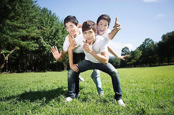 포토 JPG 주간 전신 나무 식물 구름 학생 남자 행복 남학생 대학생 장난 모션 놀이 하늘 숙이기 서기 웃음 사람 동양인 손짓 잔디 20대 성인 야외 앞모습 캐주얼 세명 친구 캠퍼스라이프 한국인 게임 가리킴 즐거움 MT 남자만 성인남자만 청년만 청년남자만 성인만 국내포토 자연요소 라이프스타일 옷 감정 뷰포인트 포즈 관계 표정 인종 청년 파일형식