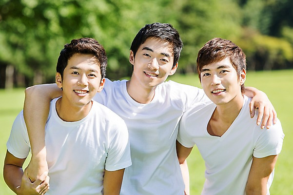 포토 JPG 주간 학생 남자 행복 남학생 대학생 어깨동무 웃음 사람 동양인 상반신 20대 성인 야외 앞모습 아웃포커스 캐주얼 세명 친구 캠퍼스라이프 우정 한국인 게임 즐거움 MT 남자만 성인남자만 청년만 청년남자만 성인만 국내포토 자연요소 라이프스타일 옷 감정 뷰포인트 포즈 관계 놀이 촬영기법 표정 인종 청년 파일형식