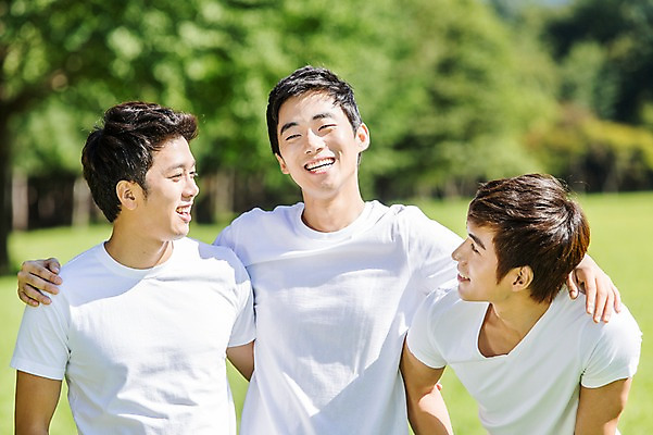 포토 JPG 주간 학생 남자 행복 남학생 대학생 어깨동무 웃음 사람 동양인 상반신 20대 성인 야외 앞모습 아웃포커스 캐주얼 세명 친구 마주보기 캠퍼스라이프 우정 한국인 게임 즐거움 MT 남자만 성인남자만 청년만 청년남자만 성인만 국내포토 자연요소 라이프스타일 옷 감정 뷰포인트 포즈 관계 모션 놀이 촬영기법 표정 인종 청년 파일형식