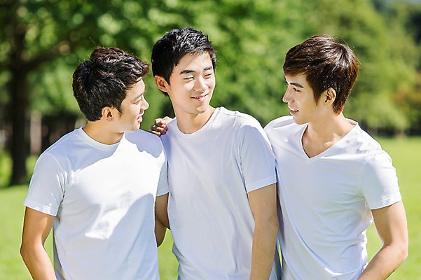 포토 JPG 주간 학생 남자 행복 남학생 대학생 대화 웃음 사람 동양인 상반신 20대 성인 야외 앞모습 아웃포커스 캐주얼 세명 친구 마주보기 캠퍼스라이프 한국인 게임 즐거움 MT 남자만 성인남자만 청년만 청년남자만 성인만 국내포토 자연요소 라이프스타일 옷 감정 뷰포인트 관계 모션 놀이 촬영기법 표정 말하기 인종 청년 파일형식