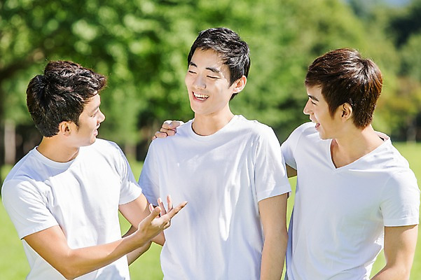 포토 JPG 주간 학생 남자 행복 남학생 대학생 대화 웃음 사람 동양인 상반신 20대 성인 야외 앞모습 아웃포커스 캐주얼 세명 친구 마주보기 캠퍼스라이프 한국인 게임 즐거움 MT 남자만 성인남자만 청년만 청년남자만 성인만 국내포토 자연요소 라이프스타일 옷 감정 뷰포인트 관계 모션 놀이 촬영기법 표정 말하기 인종 청년 파일형식
