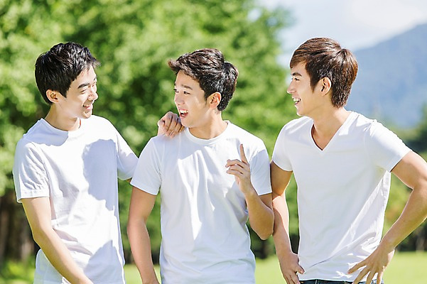 포토 JPG 주간 학생 남자 행복 남학생 대학생 대화 웃음 사람 동양인 상반신 20대 성인 야외 앞모습 아웃포커스 캐주얼 세명 친구 마주보기 캠퍼스라이프 한국인 게임 즐거움 MT 남자만 성인남자만 청년만 청년남자만 성인만 국내포토 자연요소 라이프스타일 옷 감정 뷰포인트 관계 모션 놀이 촬영기법 표정 말하기 인종 청년 파일형식