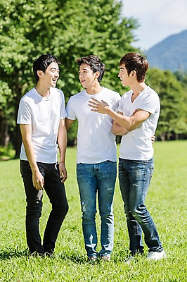 포토 JPG 주간 전신 학생 남자 행복 남학생 대학생 대화 서기 웃음 사람 동양인 잔디 20대 성인 야외 앞모습 아웃포커스 캐주얼 세명 친구 마주보기 캠퍼스라이프 한국인 게임 즐거움 MT 남자만 성인남자만 청년만 청년남자만 성인만 국내포토 자연요소 식물 라이프스타일 옷 감정 뷰포인트 관계 모션 놀이 촬영기법 표정 말하기 인종 청년 파일형식