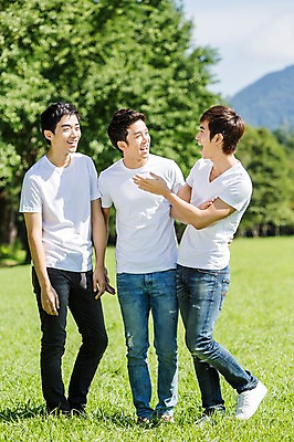 포토 JPG 주간 전신 학생 남자 행복 남학생 대학생 대화 서기 웃음 사람 동양인 잔디 20대 성인 야외 앞모습 아웃포커스 캐주얼 세명 친구 마주보기 캠퍼스라이프 한국인 게임 즐거움 MT 남자만 성인남자만 청년만 청년남자만 성인만 국내포토 자연요소 식물 라이프스타일 옷 감정 뷰포인트 관계 모션 놀이 촬영기법 표정 말하기 인종 청년 파일형식