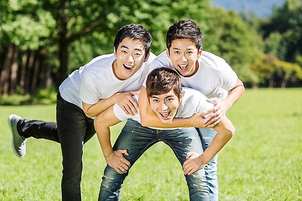 포토 JPG 주간 학생 남자 행복 남학생 대학생 장난 놀이 숙이기 서기 웃음 사람 동양인 잔디 20대 성인 야외 앞모습 아웃포커스 캐주얼 세명 친구 캠퍼스라이프 한국인 게임 즐거움 MT 남자만 성인남자만 청년만 청년남자만 성인만 국내포토 자연요소 식물 라이프스타일 옷 감정 뷰포인트 포즈 관계 모션 촬영기법 표정 인종 청년 파일형식
