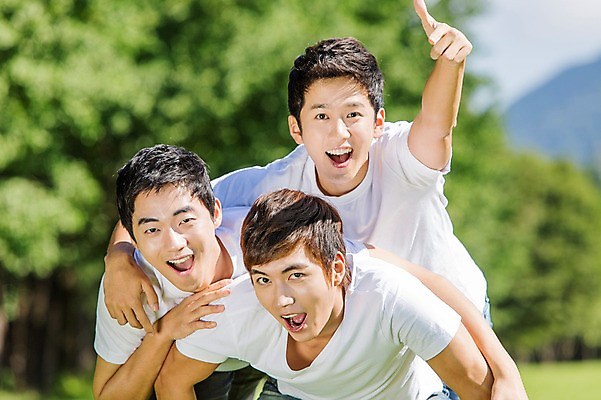 포토 JPG 주간 학생 남자 행복 남학생 대학생 장난 놀이 서기 웃음 사람 동양인 잔디 상반신 20대 성인 야외 앞모습 아웃포커스 캐주얼 세명 친구 캠퍼스라이프 한국인 게임 가리킴 즐거움 MT 남자만 성인남자만 청년만 청년남자만 성인만 국내포토 자연요소 식물 라이프스타일 옷 감정 뷰포인트 관계 모션 촬영기법 표정 인종 손짓 청년 파일형식