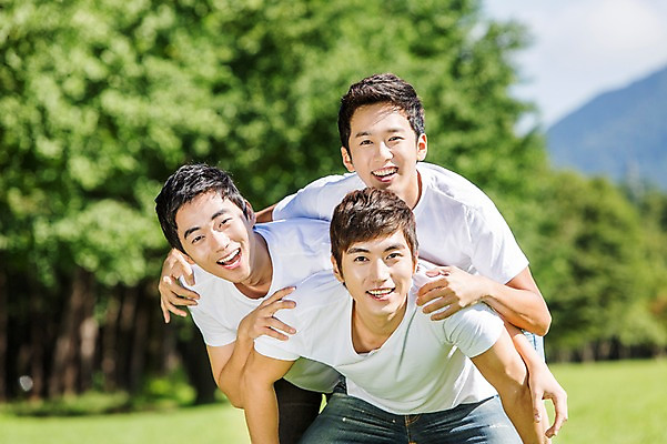 포토 JPG 주간 학생 남자 행복 남학생 대학생 장난 놀이 서기 웃음 사람 동양인 잔디 상반신 20대 성인 야외 앞모습 아웃포커스 캐주얼 세명 친구 캠퍼스라이프 한국인 게임 즐거움 MT 남자만 성인남자만 청년만 청년남자만 성인만 국내포토 자연요소 식물 라이프스타일 옷 감정 뷰포인트 관계 모션 촬영기법 표정 인종 청년 파일형식