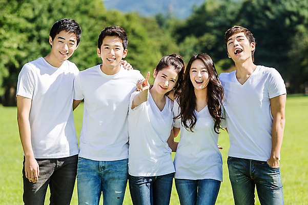 포토 JPG 주간 학생 여자 남자 행복 대학생 어깨동무 서기 웃음 사람 동양인 손짓 잔디 여러명 상반신 20대 성인 야외 아웃포커스 캐주얼 친구 캠퍼스라이프 우정 한국인 게임 가리킴 즐거움 MT 청년만 성인만 국내포토 자연요소 식물 라이프스타일 옷 감정 포즈 다수 관계 모션 놀이 촬영기법 표정 인종 청년 파일형식